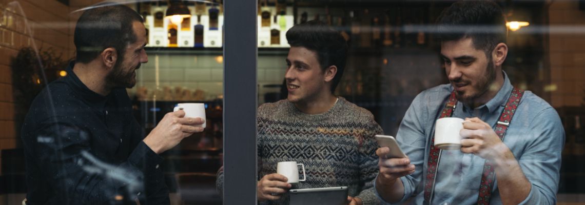 hommes discutant dans un café